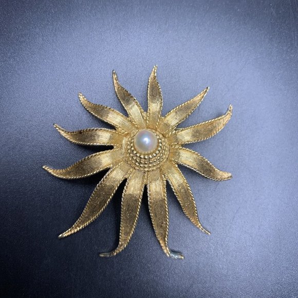 Boucher Flower Brooch Pin Faux Pearl Gold Tone Floral Classic Signed Vintage - Picture 2 of 7